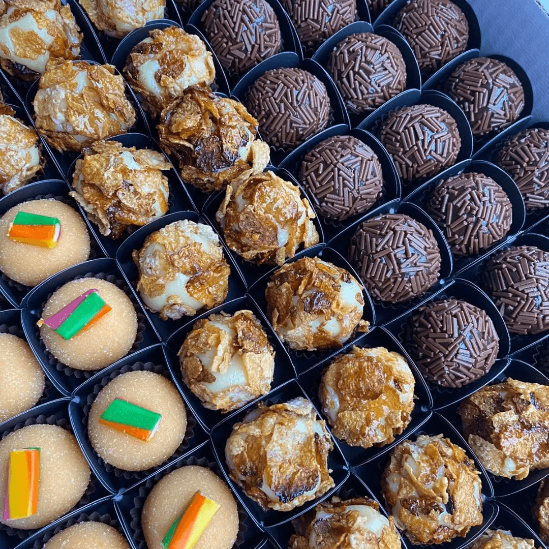 Brigadeiros gourmet com brilho e cobertura uniforme, apresentação profissional